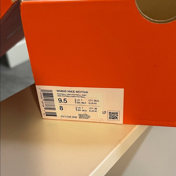 Nike Women's Athletic Shoes in White and Purple - Picture 3 of 9